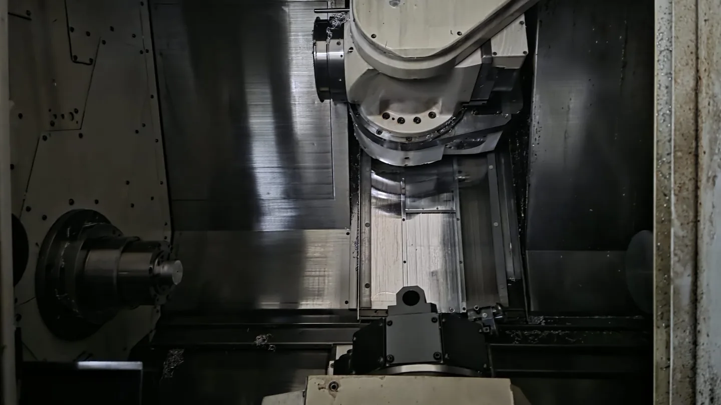 Innenraum eines CNC-Bearbeitungszentrums